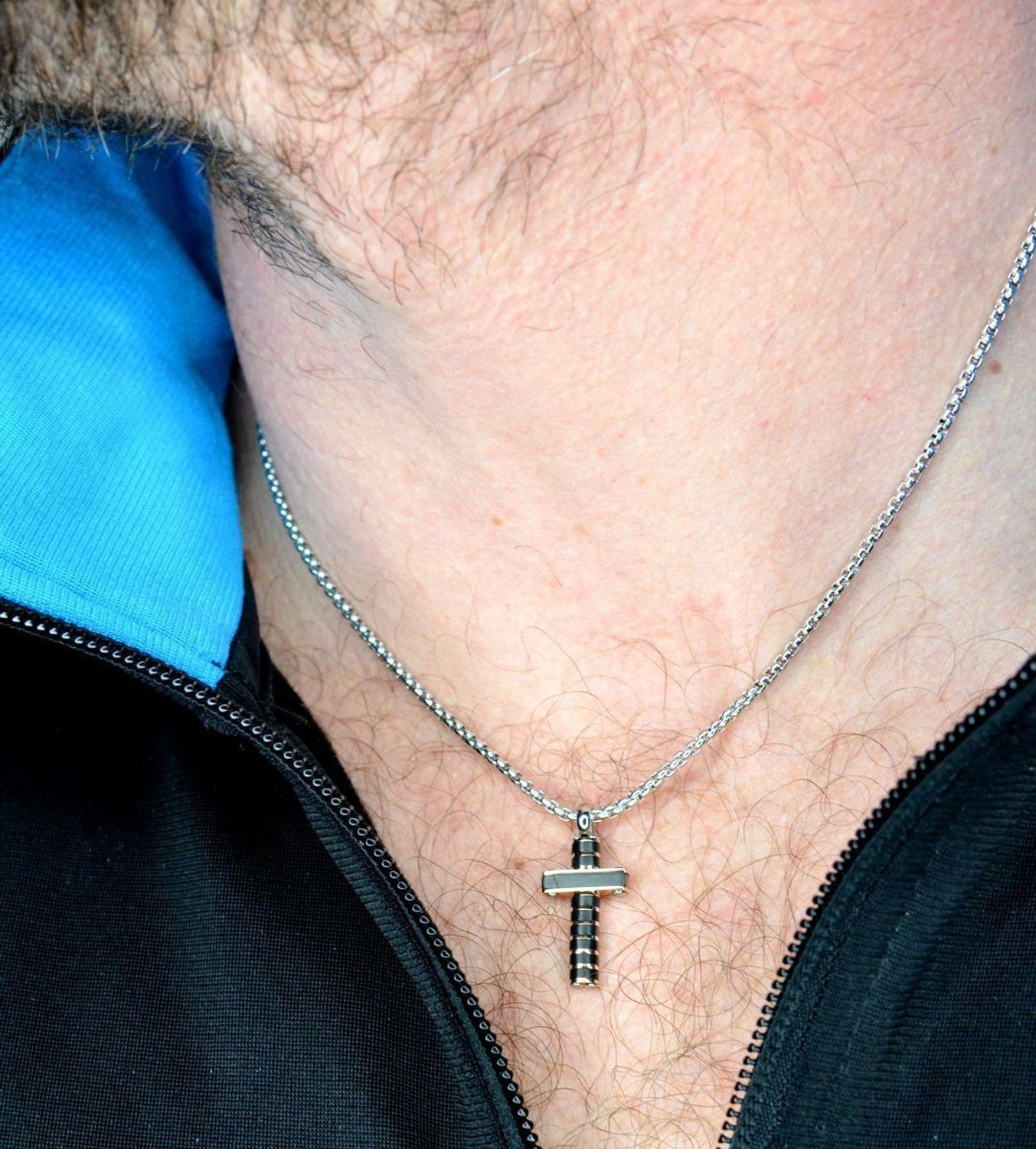 Naszyjnik Nomination Italy Strong Krzyż czarnyróżowe złoto 028303 029. Idealny do codziennych stylizacji. Skromny, ale jednocześ (2).jpg